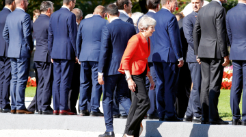 Britu premjere Terēza Meja ierodas
uz ES valstu līderu kopējo fotografēšanos neformālajā sanāksmē Zalcburgā
20. septembrī.
Foto — Reuters/LETA