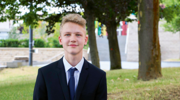 Vidusskolēns Ričards Umbraško ir viens no tūkstošiem skolēnu, kurš, ja ne šajās, tad nākamajās vēlēšanās ies pie balsošanas urnas. Viņš uzskata, ka jauniešiem obligāti būtu jāmāca politiskā pratība.
Foto no personīgā arhīva