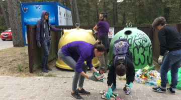 “Zero Waste Latvija” pārstāvji ar savāktajiem atkritumiem Jūrmalā. Publicitātes foto