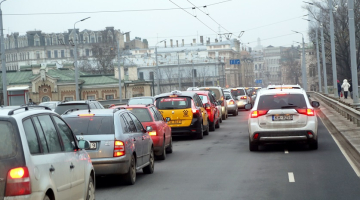 Transporta sastrēgums uz Vanšu tilta centra virzienā. Foto: Evija Trifanova, LETA