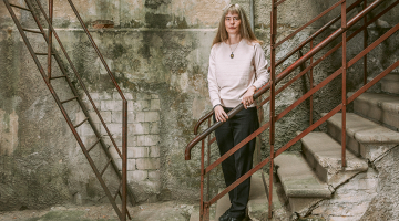 Inese Dreimane vienā no bijušas padomju Valsts drošības komitejas ēkas jeb Stūra mājas iekšpagalmiem.
Foto — Lauris Aizupietis