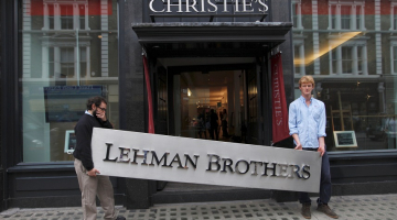 "Christie's" darbinieki 2010. gadā pozē ar uzrakstu "Lehman Brothers".
Foto: Reuters/LETA