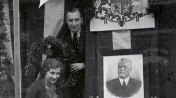 Skatlogs Vecrīgā ar Kārļa Ulmaņa ģīmetni valsts svētkos 1936. gadā