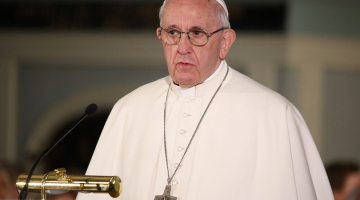 Viņa Svētība pāvests Francisks ekumeniskā dievkalpojuma laikā Doma baznīcā. Foto: Evija Trifanova, LETA