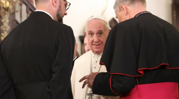 Latvijas Romas katoļu baznīcas arhibīskaps Zbigņevs Stankevičs (no labās) un Viņa Svētība pāvests Francisks tikšanās laikā Svētā Jēkaba katedrālē. Foto: Ieva Leiniša, LETA