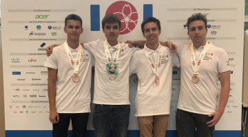 Pasaules informātikas olimpiādes bronzas medaļu ieguvēji - Roberts Leonārs Svarinskis, Renāts Jurševskis, Eduards Gaņkins un Iļja Čaikovskis. Publicitātes foto