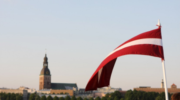 Latvijas valsts karogs ar Rīgas panorāmu. Foto: Edijs Pālens, LETA