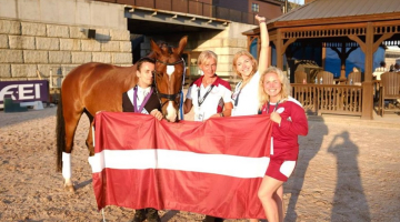 Rihards Snikus kopā ar savu zirgu King of the Dance un Latvijas Paralimpiskās komitejas pārstāvēm Dariju Tihomirovu (no kreisās), Agnesi Kukaini un Irinu Andrusu pēc godalgotās vietas saņemšanas. Foto no Facebook