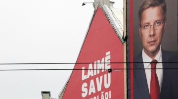 Partijas "Saskaņa" 13. Saeimas vēlēšanu reklāma un šokolādes reklāma sadzīvo līdzās. Foto: Edijs Pālens, LETA