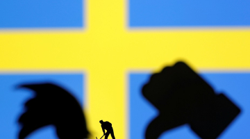 Zviedrijas karoga priekšplānā sociālo tīklu ikoniņas. Foto: Reuters/LETA