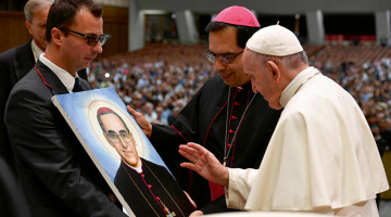 Pāvests Francisks svētdien svēto kārtā iecēla katoļu baznīcas reformatoru pāvestu Pāvilu VI jeb Salvadoras arhibīskapu Oskaru Romero, kuru 1980. gadā nogalināja labējās valdības atbalstītāji.
Foto — Scanpix/LETA
