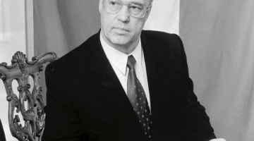 Neatkarību atguvušās valsts pirmais prezidents Guntis Ulmanis, kas šajā amatā bija no 1993. līdz 1999. gadam