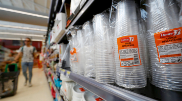 Vienreizlietojamas plastmasas glāzes kādā lielveikalā Lisabonā.
Foto — Reuters/Scanpix