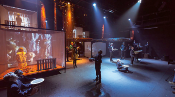 Aina no izrādes Pirms mums, plūdi.
Publicitātes foto