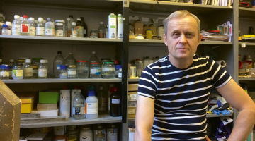 Karpenko ir Francijas un Latvijas pilsonis, un viņam ir seši bērni. Vecākā meita beigusi Mākslas akadēmiju un dzīvo Latvijā. «Man patīk tas, ko daru. Aizrauj senās glezniecības tehnika. Ir labi pacientus atgriezt pie dzīvības un priecēt daudzas paaudzes.»
Foto — Ieva Alberte