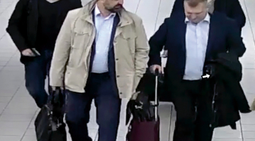 Aleksejs Miņins (pelēkā jakā) un Oļegs Sotņikovs, bet aiz viņiem Jevgeņijs Serebrjakovs (pa kreisi) un Aleksejs Moroņecs pēc ielidošanas Amsterdamā.
Foto — AFP/Scanpix