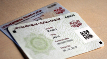 Vēlētāja apliecība dalībai 13.Saeimas vēlēšanās un Latvijas pilsoņa personas apliecība. Foto: LETA