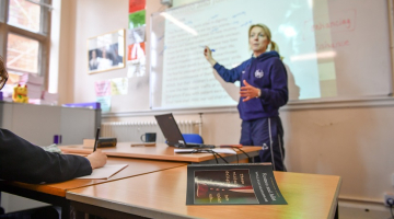 Skolotāja angļu valodas stundā Lielbritānijas "Royal High School Bath" skaidro Viljama Šekspīra drāmu "Romeo un Džuljeta". Foto: Scanpix/LETA