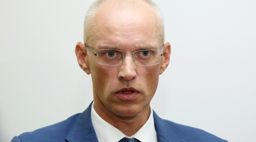 Jūrmalas domes priekšsēdētājs Gatis Truksnis atbild uz žurnālistu jautājumiem pēc Jūrmalas domes ārkārtas sēdes lēmuma par viņa amata saglabāšanu. Foto: Edijs Pālens, LETA