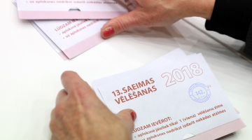 Balsu skaitīšana 13.Saeimas vēlēšanās 142.vēlēšanu iecirknī Rīgas Kongresu namā. Foto: Ieva Leiniša, LETA