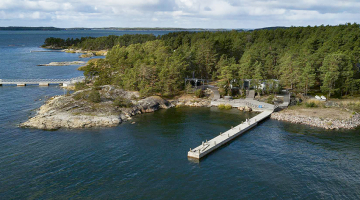 Sekiluoto sala, kuru nopircis krievu biznesmenis Pāvels Meļņikovs. Uz mazās salas jau uzbūvētas vairākas jaunas ēkas, helikopteru nolaišanās laukums un deviņas kuteru piestātnes.
Foto — The New York Times