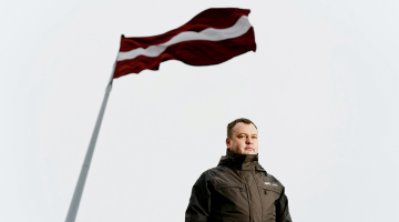 Igors Tkačenko pie Latvijas karoga AB dambī. Foto — Jānis Pipars