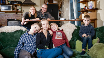 Audžuvecāki Diāna un Gatis Lambergi ar Danielu (no kreisās), Annu, Ingu un Denisu. Foto — Ieva Salmane