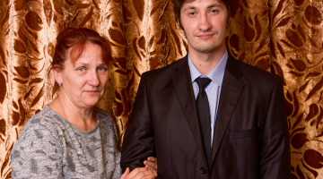 Mārtiņš Plāsis ar mammu Marutu. Foto — Gints Ivuškāns
