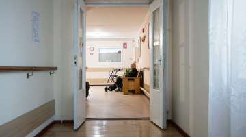 «Tā sanācis dzīvē, ka visi tuvie miruši,» saka Artis Bušs, kas dzīvo pansionātā Rauda.
Foto — Reinis Hofmanis