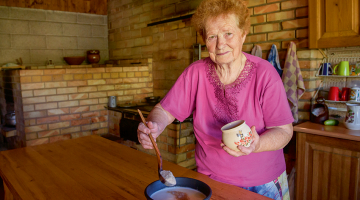 Padomju laikā Elma Zadiņa no ekskursijas Igaunijā atveda kamas miltus. «Nopirku, sajaucu ar kefīru un uzreiz sajutu bērnības garšu. Tas pats kurzemnieku pūtelis! Kad sākās brīvvalsts laiks, teicu: jādabū viņš gatavs!»
Foto — Gints Ivuškāns