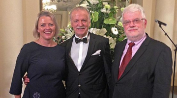 Rīgas Latviešu biedrības 150 gadu jubilejas pieņemšanā Pasaules Brīvo Latviešu apvienības (PBLA) valdes priekšsēde Kristīne Saulīte (no kreisās), Rīgas Latviešu biedrības priekšsēdētājs Guntis Gailītis, laikraksta ‘’Latvietis“ galvenais redaktors Gunārs Nāgels. Foto no G.Nāgela albuma.