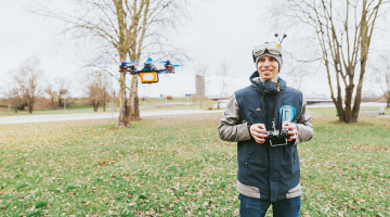 Kālis Gross ir pirmais latvietis, kas pasaules mēroga dronu sacīkstēs izcīnījis godalgu —  3. vietu. Sacīkšu droni ir mazāki un izveicīgāki nekā parastie. FOTO — lauris aizuopietis