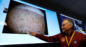 NASA inženieris un "InSight" projekta menedžeris Toms Hofmamnons rāda pirmo Marsa foto, ko uzņēmis robots. Foto: AFP/Scanpix