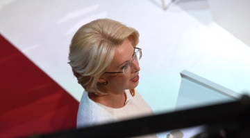 Saeimas priekšsēdētāja Ināra Mūrniece saka uzrunu Saeimas svinīgajā sēdē, kas veltīta Latvijas proklamēšanas 100.gadadienai, Latvijas Nacionālajā teātrī. Foto: Zane Bitere, LETA