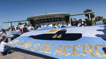 Bojāgājušo argentīniešu jūrnieku piederīgie tur plakātu, kurā minēts uz zemūdenes "San Juan" bojāgājušo skaits. Foto: AFP/Scanpix