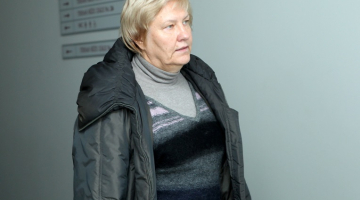 Ilggadējā Rīgas domes Mājokļu un vides departamenta Dzīvokļu pārvaldes vadītāja Ārija Stabiņa tiek konvojēta uz Rīgas pilsētas Centra rajona tiesas sēdi. Foto: Edijs Pālens, LETA