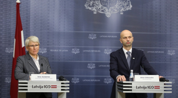 Valsts ieņēmumu dienesta (VID) vadītāja amatam izvirzītā bijusī Konkurences padomes vadītāja, līdzšinējā Ekonomikas ministrijas Administrācijas vadītāja Ieva Jaunzeme un Valsts kancelejas direktors Jānis Citskovskis piedalās preses konferencē, kurā ģenerāldirektora amata kandidāte iepazīstina ar redzējumu par VID darbību. Foto: Evija Trifanova, LETA
