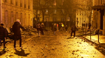 Protestētāju izdemolēta iela Parīzē.
Foto — AFP/LETA