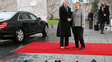Lielbritānijas premjere Terēza Meja otrdien ieradās Berlīnē, sākot vairāku Eiropas galvaspilsētu apceļošanu, lai tiktos ar Eiropas Savienības līderiem un pārrunātu situāciju pēc Brexit balsojuma atcelšanas britu parlamentā.
Foto — AFP/LETA