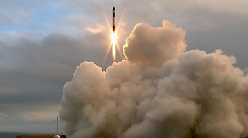 Amerikāņu un jaunzēlandiešu kopuzņēmuma Rocket Lab radītās komerciālās nesējraķetes Electron palaišana Jaunzēlandē.
Foto — AP/Scanpix/LETA