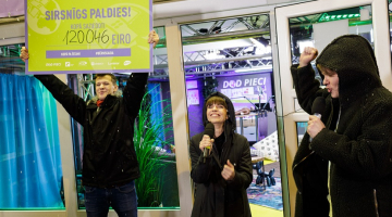 Labdarības maratonā "Dod pieci!", kurā šogad tika vākti līdzekļi, lai atbalstītu bezmaksas mācības jaunajiem vecākiem visā Latvijā, kopumā saziedoti 120 046 eiro. Latvijas radio dīdžeji Toms Grēviņš, Magnuss Eriņš un Marta Grigale. Foto: Andrejs Strokins