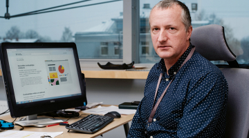 Nacionālās enciklopēdijas galvenais redaktors Valters Ščerbinskis sola, ka gandrīz katru dienu vietnē Enciklopedija.lv parādīsies jauni ieraksti.
Foto — Reinis Inkēns