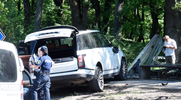 Mārtiņš Bunkus sašautais auto Aizsaules ielā 30. maijā.
Foto — LETA