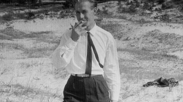 Rakstnieks Guntis Zariņš dzimtenes apciemojuma laikā Rīgas jūrmalā. 1965. gads. Rakstniecības un mūzikas muzeja krājums