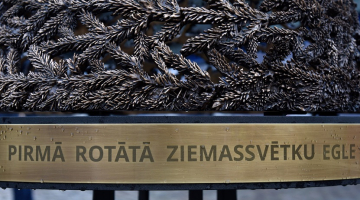 Ziemassvētku egle Rātslaukumā. Foto: Zane Bitere, LETA