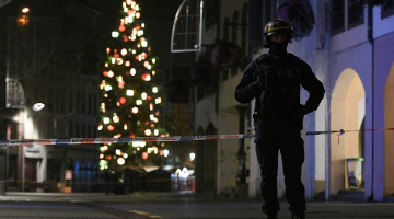 Policists stāv sardzē pie Strasbūras Ziemassvētku tirdziņa, kur otrdien notika letāla apšaude. Foto: AFP/Scanpix