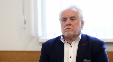 Apsūdzētais - bijušais AS "Latvenergo" prezidents Kārlis Miķelsons pirms tiesas sēdes. Foto: Ieva Leiniša, LETA