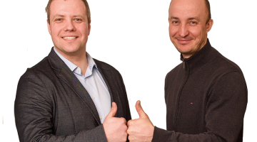 No kreisās: Jānis Leitāns un Pēters Sutta,
SIA Sport Revolution īpašnieki.
Foto — Gints Ivuškāns