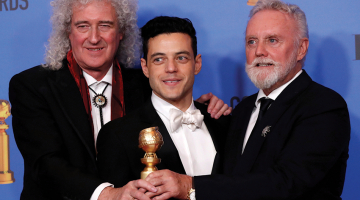 Svētdien Zelta globusa ceremonijā ASV par labāko dramatisko filmu tika atzīta Bohēmista rapsodija (Bohemian Rhapsody), bet otru balvu kā labākais aktieris saņēma rokgrupas Queen solista Fredija Merkurija atveidotājs Rami Maleks. Attēlā: Rami Maleks ar Queen bijušajiem dalībniekiem Braienu Meju un Rodžeru Teiloru.
Foto — Reuters/LETA