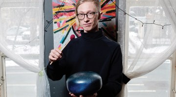 Instruments, ja vien tiek saudzīgi uzturēts un nesarūsē, var tikt izmantots kaut simt gadus. «Zvangu var atstāt bērniem mantojumā,» smaida Aleks.
Foto — Reinis Inkēns